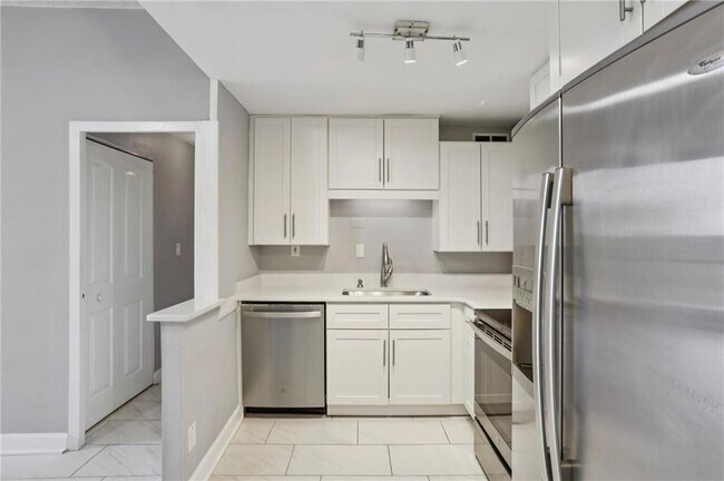 3060 Pharr Ct S Northwest in Atlanta, GA - Building Photo - Building Photo