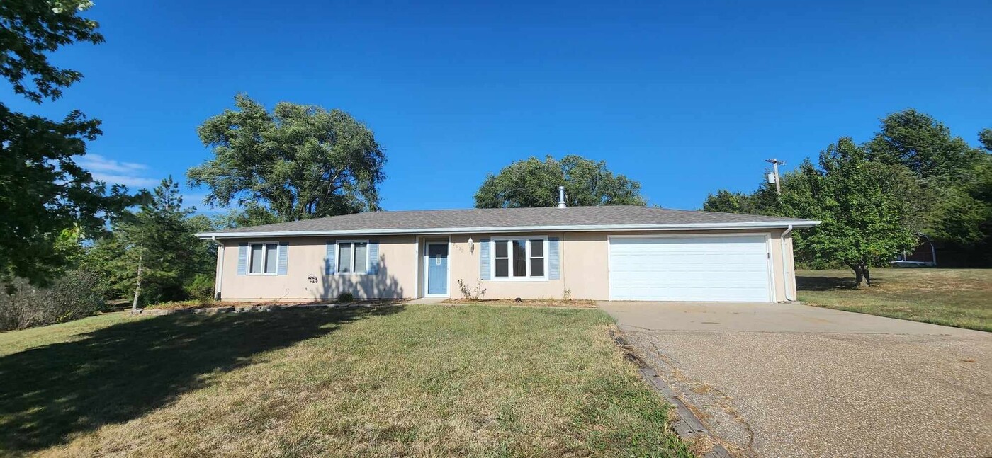 2632 Brookhollow Ct in Manhattan, KS - Building Photo