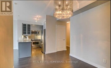 18 Yorkville Ave in Toronto, ON - Building Photo - Building Photo