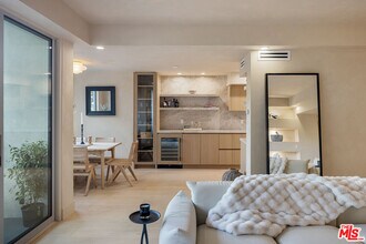 818 N Doheny Dr in West Hollywood, CA - Building Photo - Building Photo