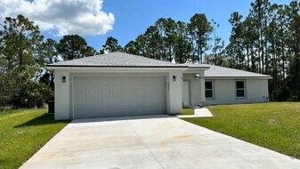 327 Lester Ave S in Lehigh Acres, FL - Building Photo