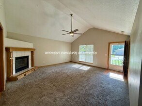602 Hamblen Rd in Greenwood, MO - Building Photo - Building Photo