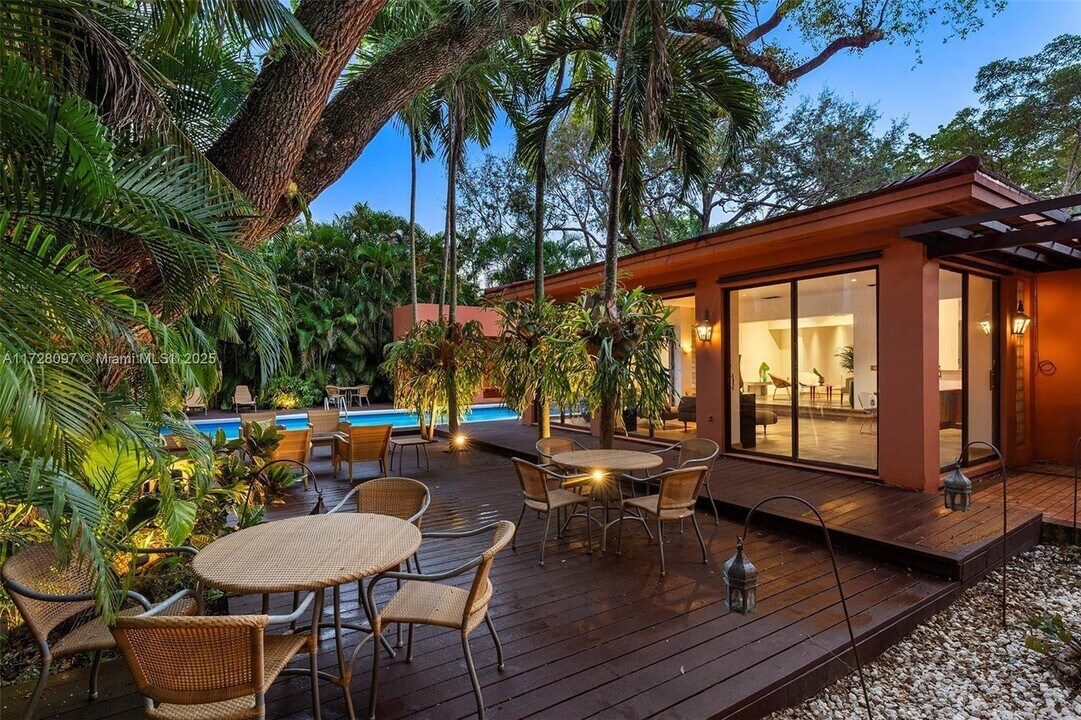 5627 Granada Blvd in Coral Gables, FL - Foto de edificio