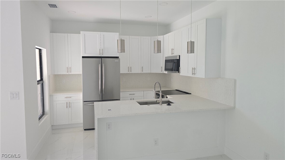 4331 NE 11th Ave in Cape Coral, FL - Foto de edificio