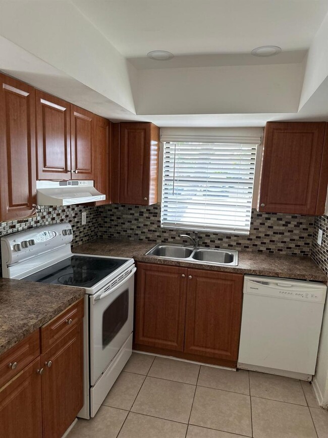1253 White Pine Dr in Wellington, FL - Building Photo - Building Photo