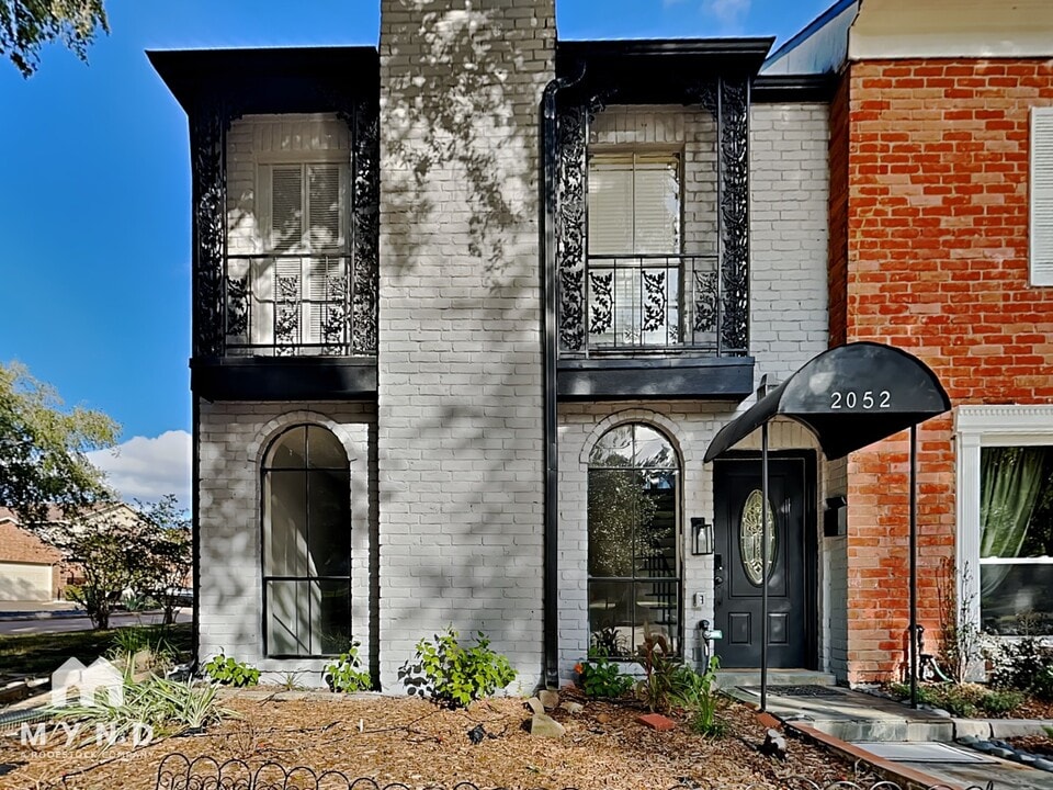 2052 Lakeside Dr in Seabrook, TX - Foto de edificio