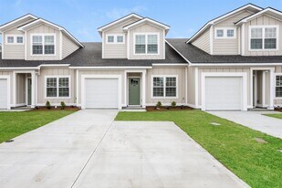 1011 Walker Point Way in Brunswick, GA - Building Photo