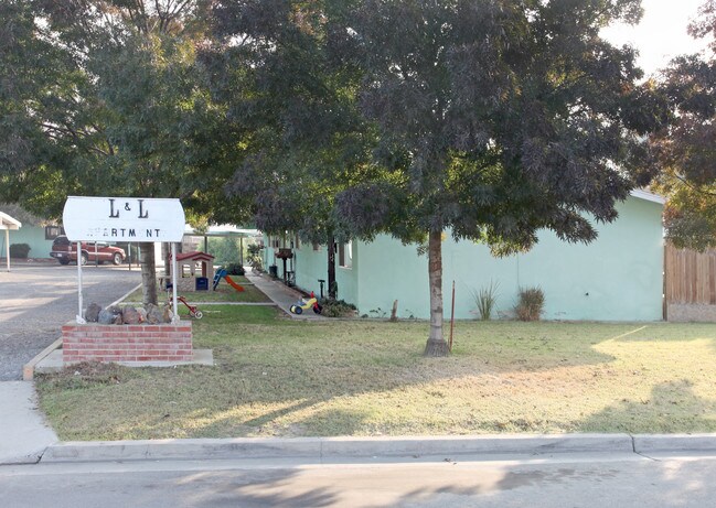 501 E Cameron St in Hanford, CA - Building Photo - Building Photo