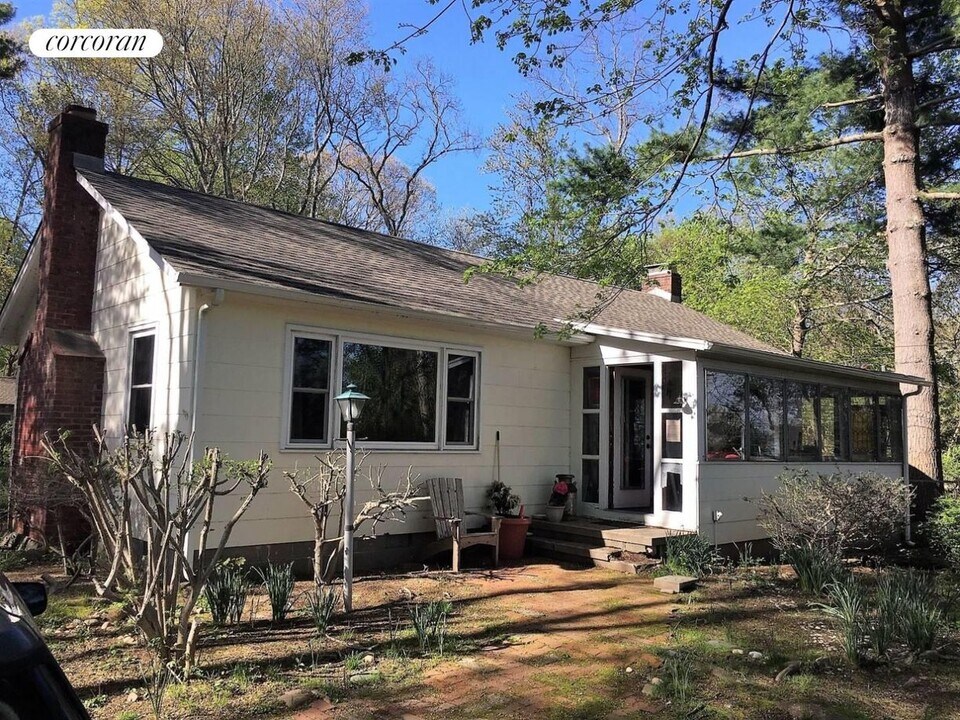 12 W Thomas St in Shelter Island, NY - Building Photo