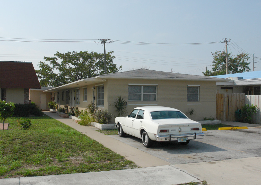 2028 Buchanan St in Hollywood, FL - Building Photo