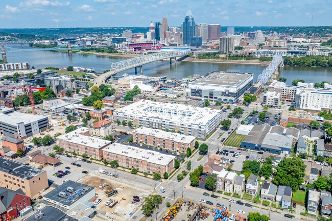 Academy on Fourth in Newport, KY - Foto de edificio - Building Photo