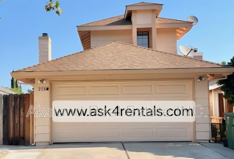 215 W Clover Rd in Tracy, CA - Building Photo