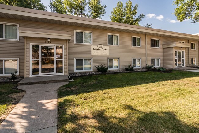 Louise in Grand Forks, ND - Foto de edificio - Building Photo