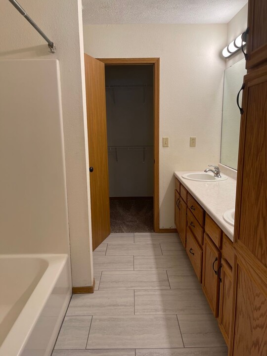 806 Pinhook Dr in Nixa, MO - Foto de edificio
