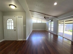6143 Grape St in Houston, TX - Foto de edificio - Building Photo