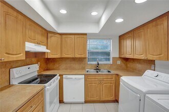 7101 W Sunrise Blvd, Unit D2 in Plantation, FL - Building Photo - Building Photo