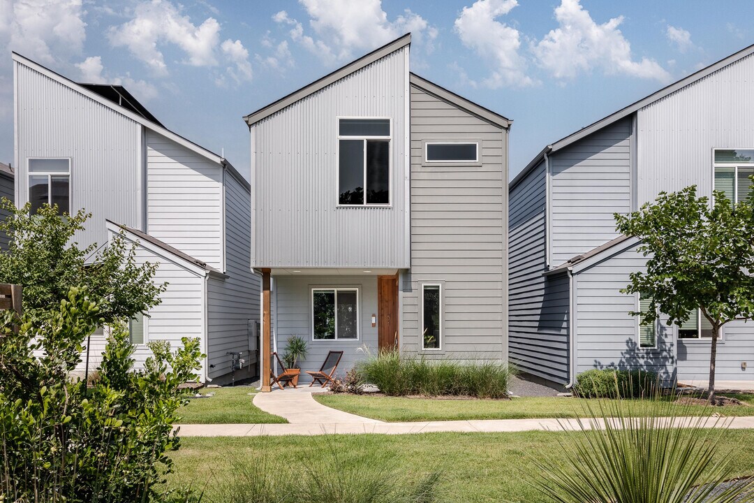 801 N Bluff Dr in Austin, TX - Building Photo
