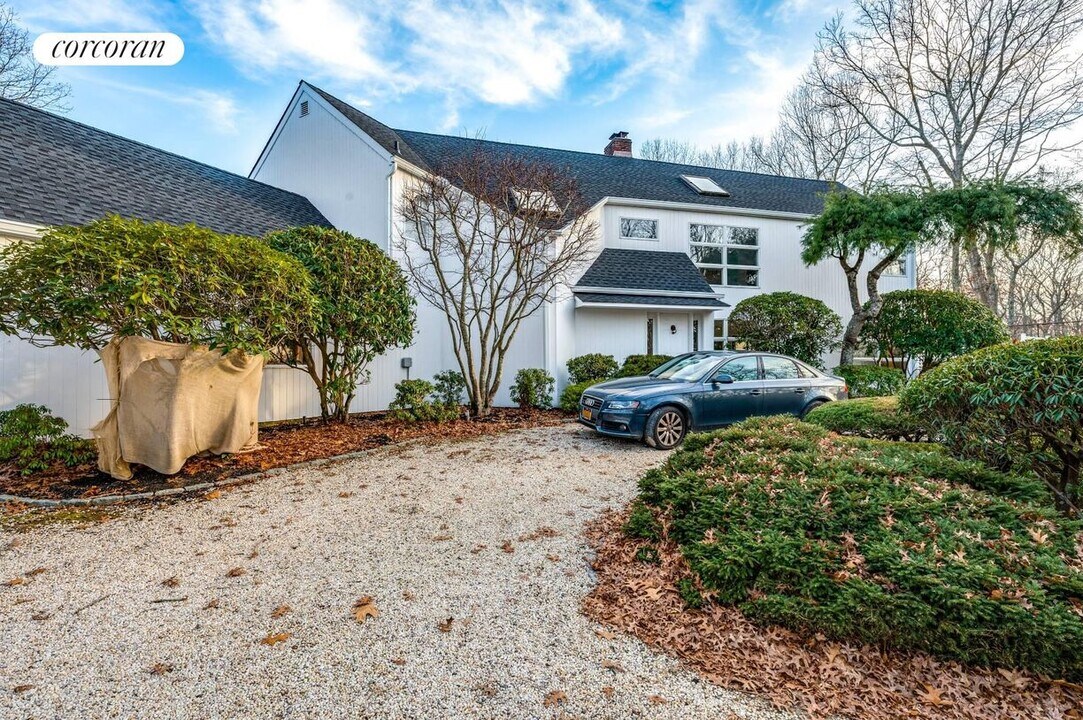 1194 Sagg Rd in Sagaponack, NY - Building Photo
