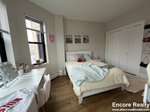 833 Beacon St, Unit 402 in Boston, MA - Foto de edificio - Building Photo