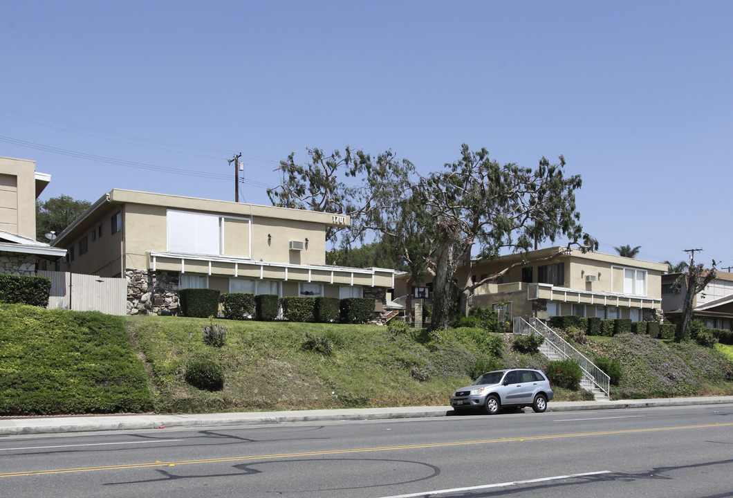 1655-1701 W Malvern Ave in Fullerton, CA - Foto de edificio