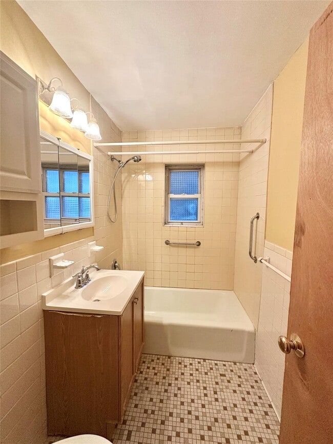 3240 Riverdale Ave in Bronx, NY - Building Photo - Building Photo