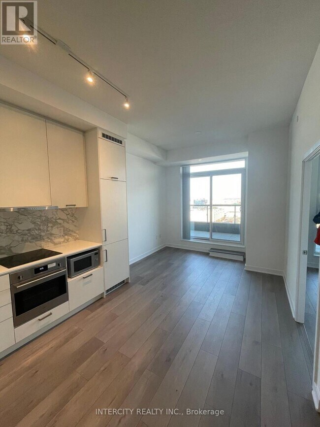 10-1210 Honeycrisp Cres in Vaughan, ON - Building Photo - Building Photo