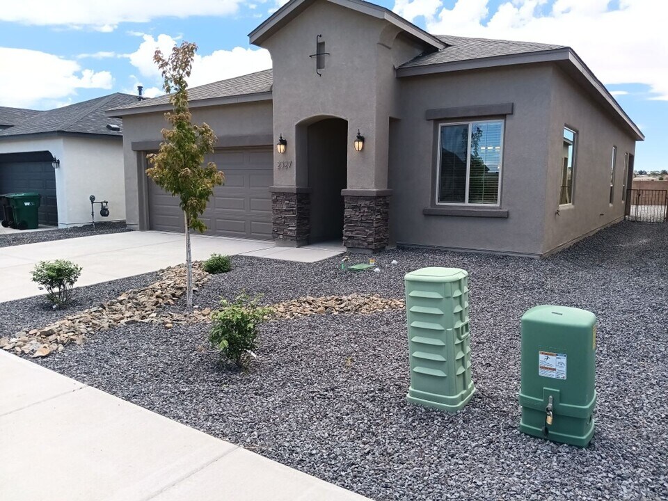 2327 Berkeley Ave NE in Rio Rancho, NM - Foto de edificio