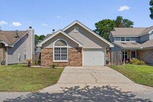 1721 Colonial Ct in Fort Walton Beach, FL - Building Photo