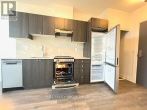 715 Davis Dr in Newmarket, ON - Building Photo - Building Photo