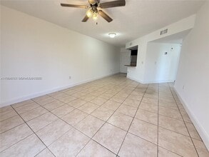 8225 Lake Dr in Doral, FL - Building Photo - Building Photo