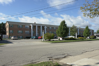 Town & Country Apartments in Grand Rapids, MI - Building Photo - Building Photo