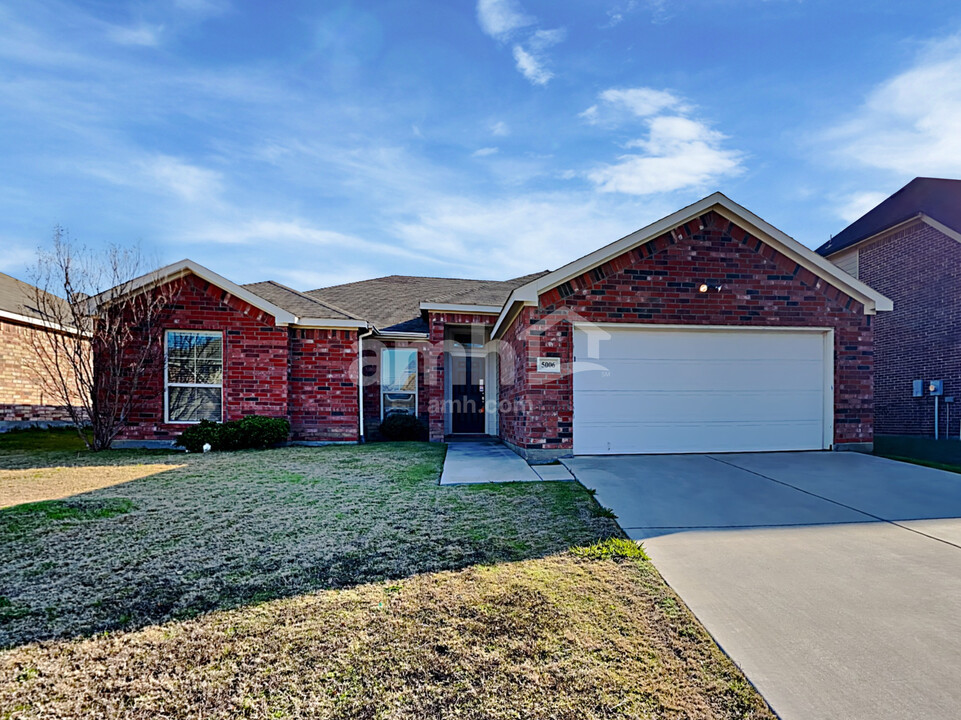 5006 Spruce St in Krum, TX - Building Photo