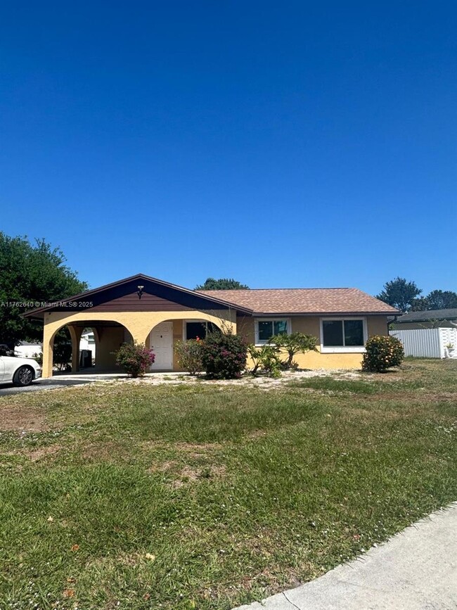 116 Yucatan Dr in Palm Springs, FL - Building Photo - Building Photo