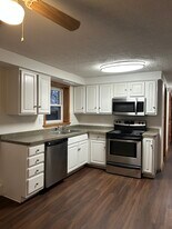 640 56th Pl, Unit GARDEN in Clarendon Hills, IL - Building Photo