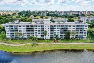 2801 N Palm Aire Dr, Unit 201 in Pompano Beach, FL - Building Photo - Building Photo