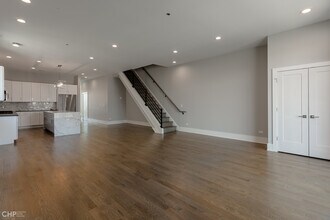 562 W 18th St in Chicago, IL - Building Photo - Building Photo