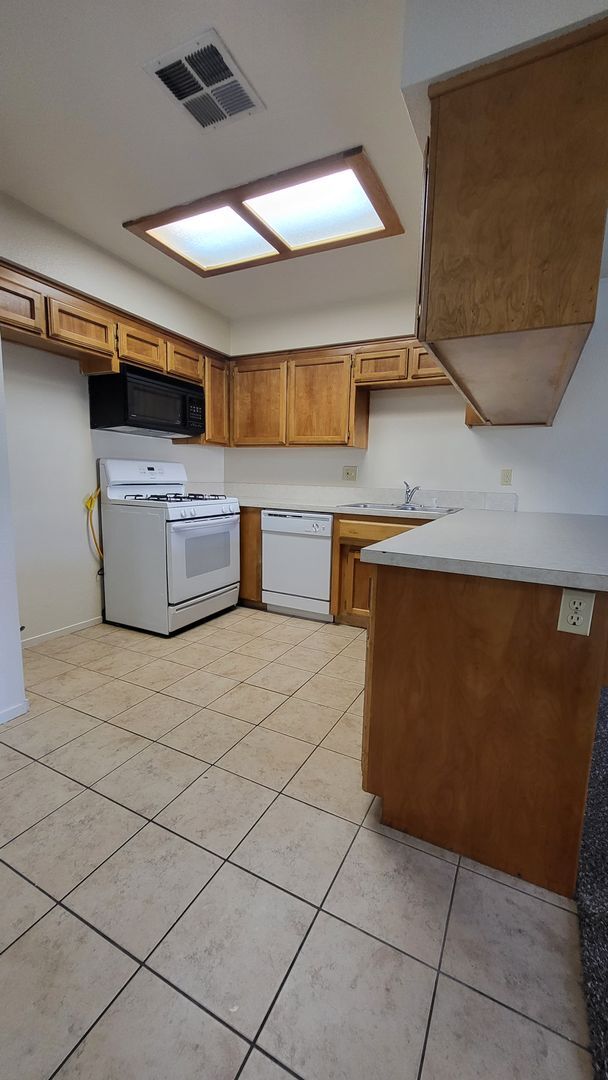 8601 Lyn River Ct in Bakersfield, CA - Building Photo - Building Photo