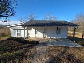 385 Kinnard Rd in Sparta, TN - Building Photo