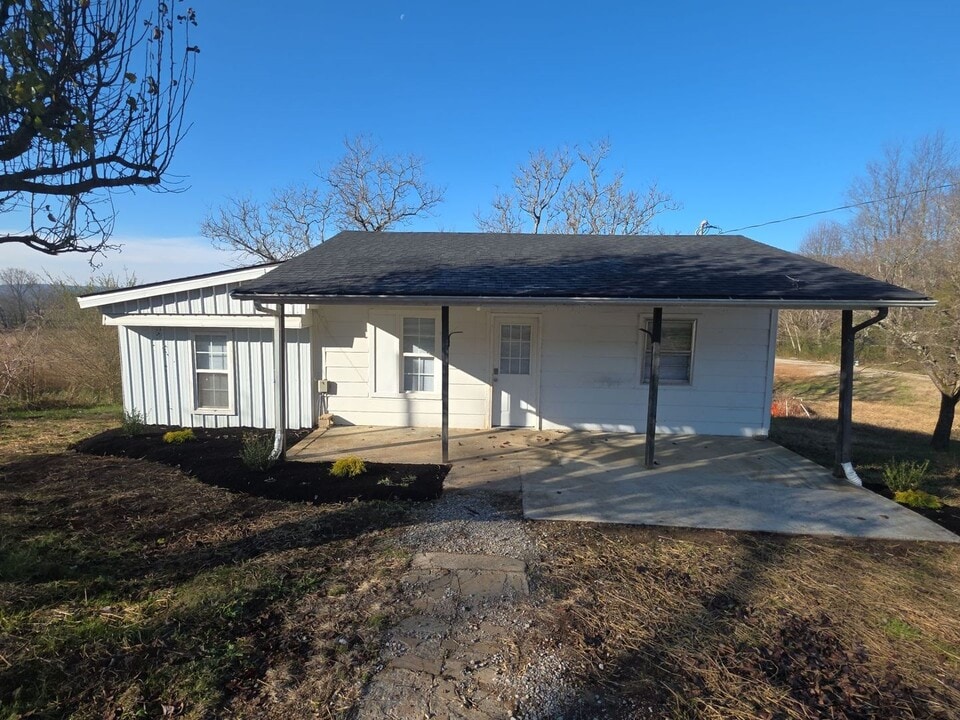 385 Kinnard Rd in Sparta, TN - Building Photo