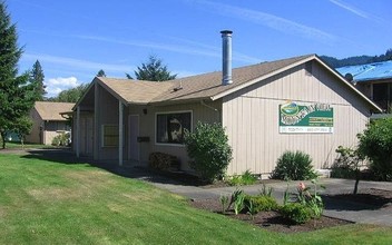 Mountain View Manor in Oakridge, OR - Building Photo - Building Photo