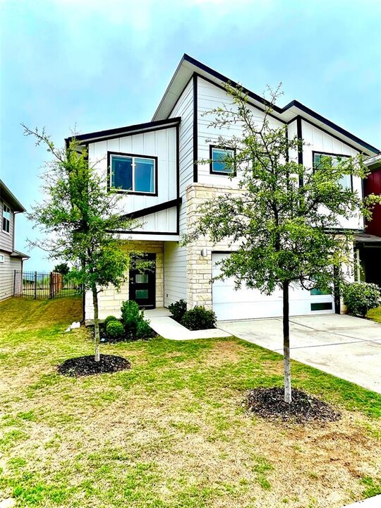 8013 Linda Michelle Ln in Austin, TX - Building Photo