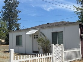 1743-1745 SE Jackson St in Roseburg, OR - Building Photo