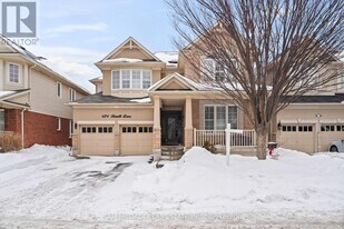 424 Tonelli Ln in Milton, ON - Building Photo