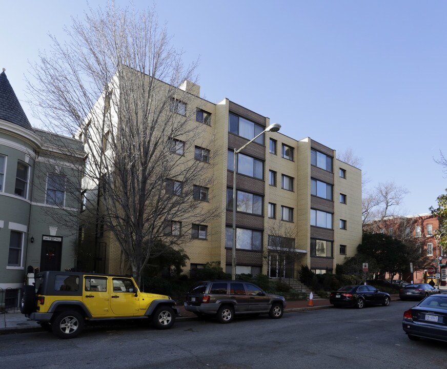 305 C St NE in Washington, DC - Building Photo