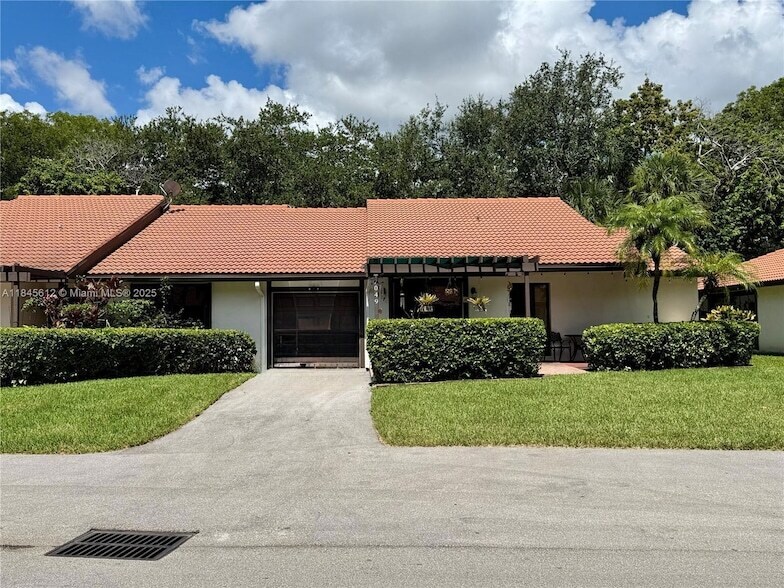 7049 Marlberry Ln in Tamarac, FL - Building Photo