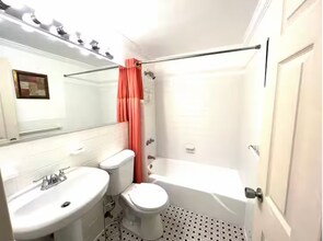 300 Peachtree St NE in Atlanta, GA - Foto de edificio - Building Photo