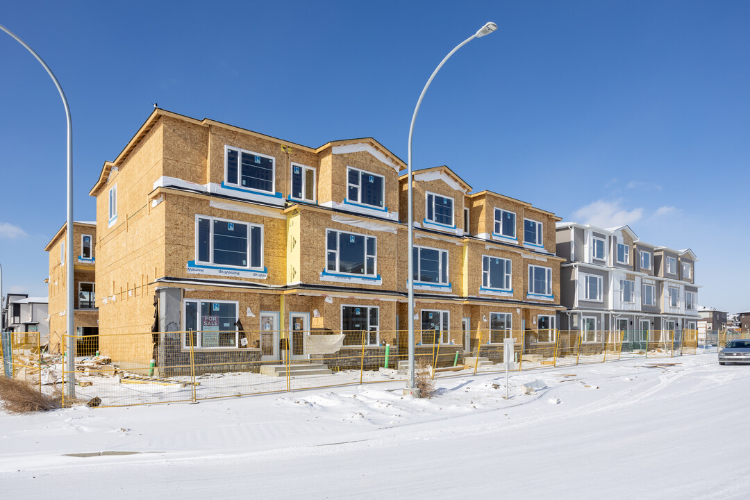 8825 48th St NE in Calgary, AB - Building Photo