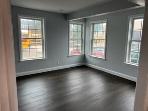 18 George St in Babylon, NY - Foto de edificio - Building Photo
