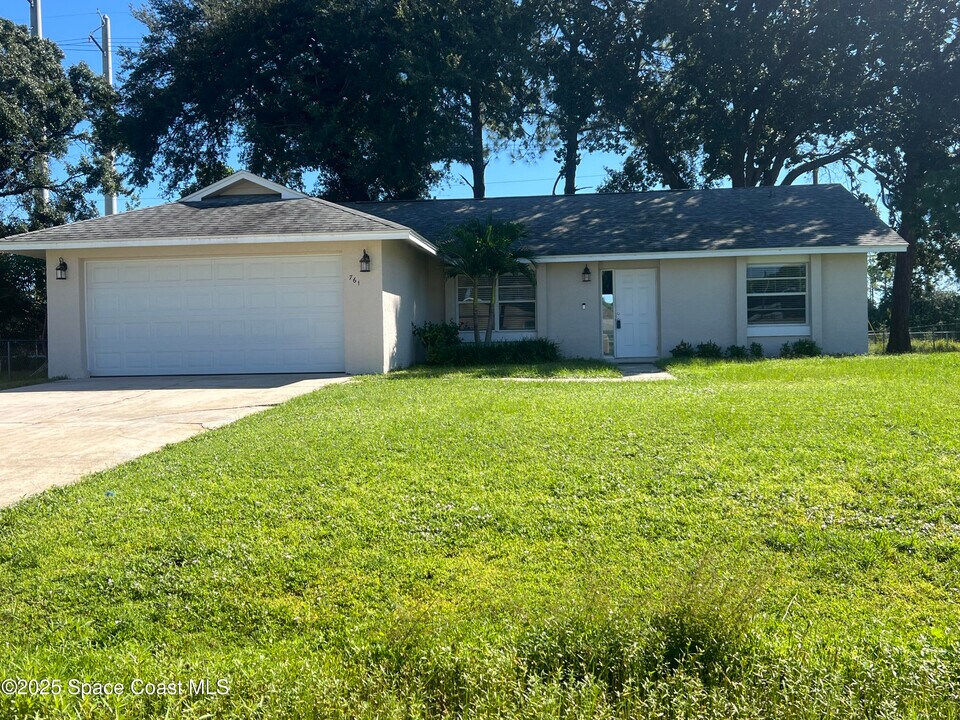 761 Glencove Ave NW in Palm Bay, FL - Foto de edificio