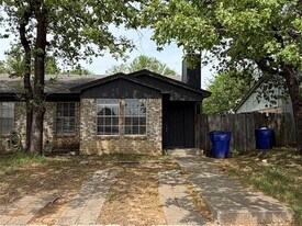 737 Woodland Ct in Kennedale, TX - Building Photo